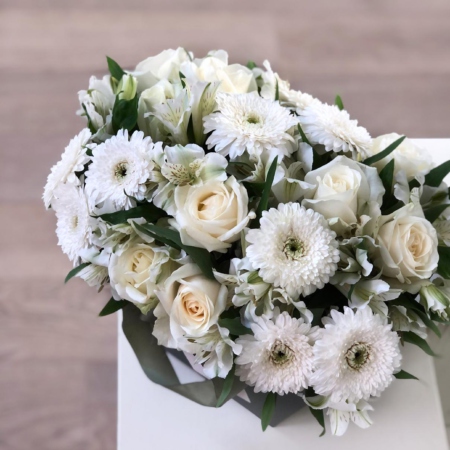 MF0676 - Зеленая сумка с белыми розами и герберами - фото moscowflorist.ru