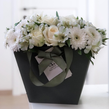 MF0676 - Зеленая сумка с белыми розами и герберами - фото moscowflorist.ru