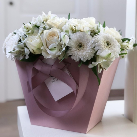 MF0679 - Белые герберы с розами в розовой фирменной сумке - фото moscowflorist.ru