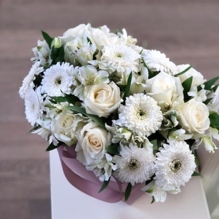 MF0679 - Белые герберы с розами в розовой фирменной сумке - фото moscowflorist.ru