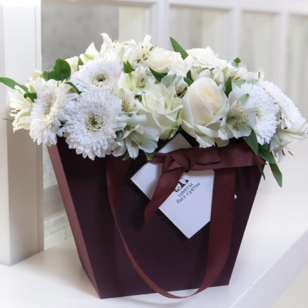 MF0680 - Винная цветочная сумка с белыми герберами и розами - фото moscowflorist.ru