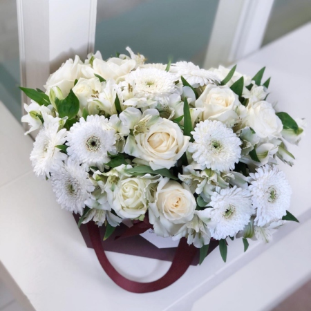 MF0680 - Винная цветочная сумка с белыми герберами и розами - фото moscowflorist.ru