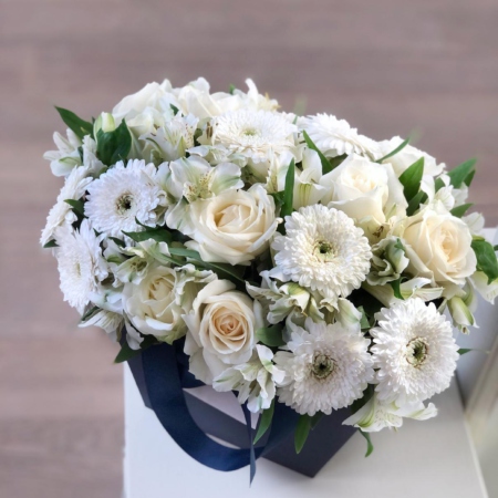 MF0681 - Темно-синяя цветочная сумка с белыми розами и герберами - фото moscowflorist.ru