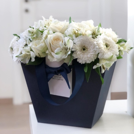 MF0681 - Темно-синяя цветочная сумка с белыми розами и герберами - фото moscowflorist.ru