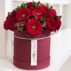 MF0564 - Красные герберы и розы в бордовой шляпной коробке фото №1 - moscowflorist.ru