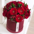 MF0564 - Красные герберы и розы в бордовой шляпной коробке фото №2 - moscowflorist.ru