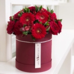MF0564 - Красные герберы и розы в бордовой шляпной коробке фото №3 - moscowflorist.ru