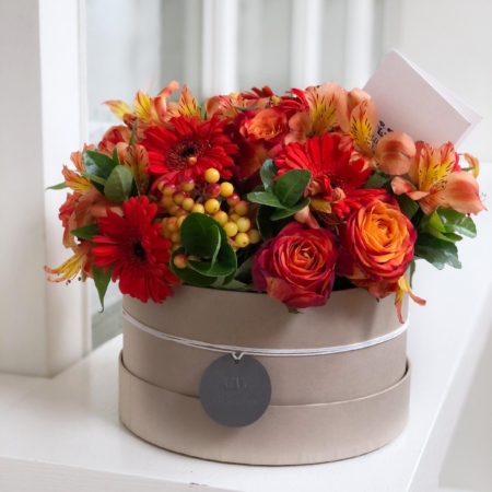 MF0569 - Оранжевая цветочная композиция в круглой крафт коробке - фото moscowflorist.ru