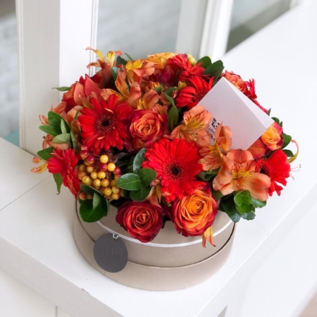 MF0569 - Оранжевая цветочная композиция в круглой крафт коробке - фото moscowflorist.ru
