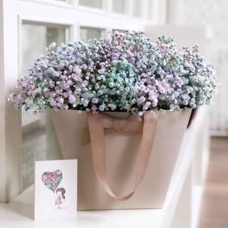 MF0708 - Кремовая сумка с радужной гипсофилой - фото moscowflorist.ru