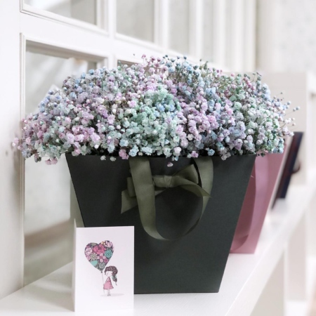 MF0710 - Зеленая фирменная сумка с радужной гипсофилой - фото moscowflorist.ru