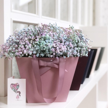 MF0711 - Розовая фирменная сумка с радужной гипсофилой - фото moscowflorist.ru
