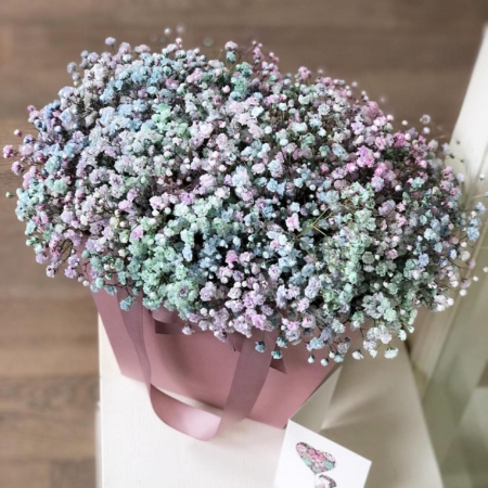 MF0711 - Розовая фирменная сумка с радужной гипсофилой - фото moscowflorist.ru