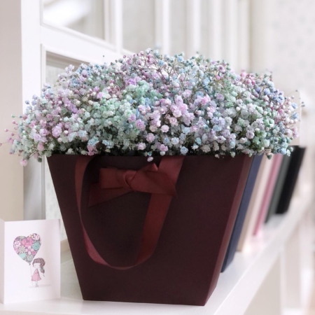 MF0713 - Бордовая цветочная сумка с радужной гипсофилой - фото moscowflorist.ru