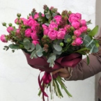 MF1125 - Яркий букет из кустовых пионовидных роз фото №1 - moscowflorist.ru