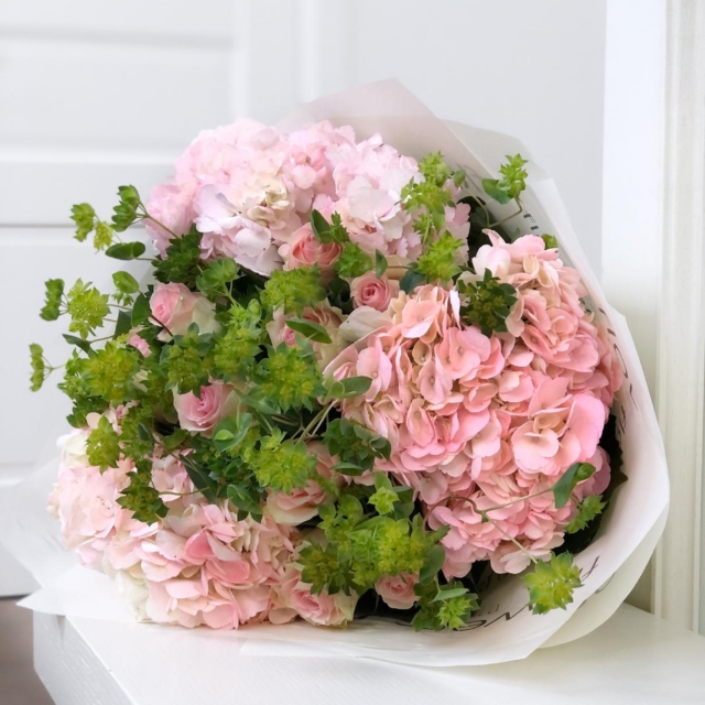 MF1130 - Букет с розовыми розами и гортензиями фото - moscowflorist.ru