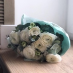 MF1134 - Букет из 9 белых ранункулюсов и эвкалипта фото №2 - moscowflorist.ru