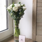 MF1134 - Букет из 9 белых ранункулюсов и эвкалипта фото №3 - moscowflorist.ru