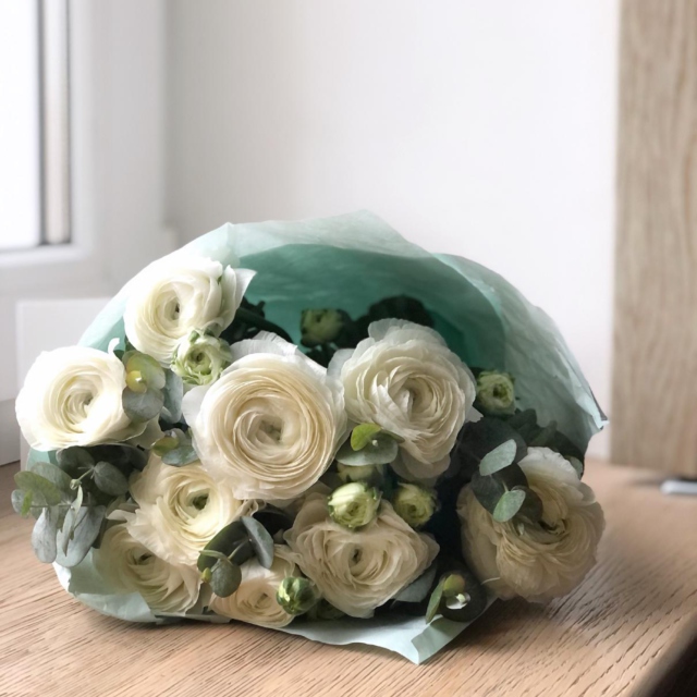 MF1134 - Букет из 9 белых ранункулюсов и эвкалипта фото - moscowflorist.ru