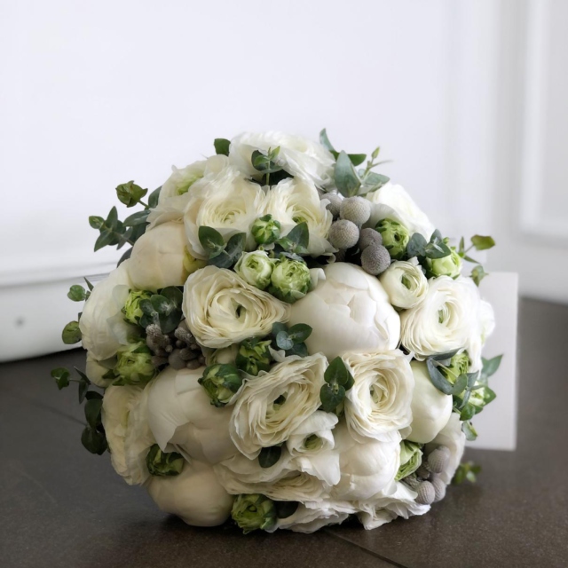 MF2029 - Белый свадебный букет с ранункулюсами и пионами фото - moscowflorist.ru