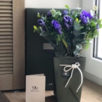 MF5123 - IQ коробка размер M с 9 анемонами и эвкалиптом фото №1 - moscowflorist.ru