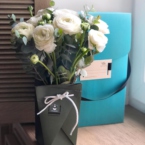 MF5124 - IQ коробка размер M с 9 белыми ранункулюсами и эвкалиптом фото №4 - moscowflorist.ru