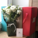 MF5124 - IQ коробка размер M с 9 белыми ранункулюсами и эвкалиптом фото №7 - moscowflorist.ru