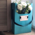 MF5124 - IQ коробка размер M с 9 белыми ранункулюсами и эвкалиптом фото №2 - moscowflorist.ru