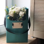 MF5124 - IQ коробка размер M с 9 белыми ранункулюсами и эвкалиптом фото №5 - moscowflorist.ru