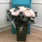 MF5124 - IQ коробка размер M с 9 белыми ранункулюсами и эвкалиптом фото №3 - moscowflorist.ru