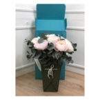 MF5124 - IQ коробка размер M с 9 белыми ранункулюсами и эвкалиптом фото №8 - moscowflorist.ru