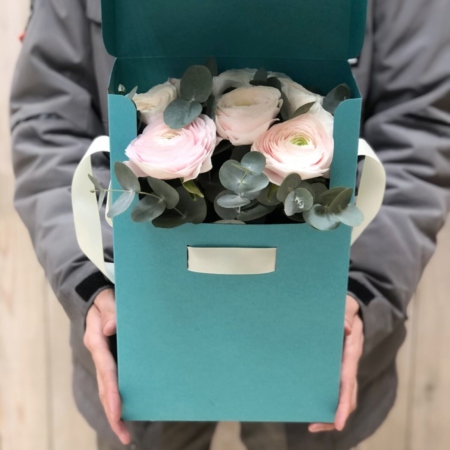 MF5124 - IQ коробка размер M с 9 белыми ранункулюсами и эвкалиптом - фото moscowflorist.ru