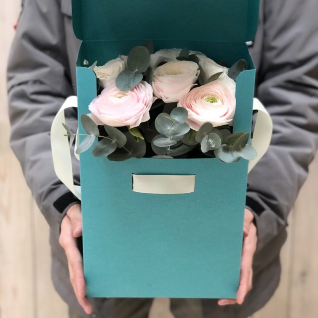 MF5124 - IQ коробка размер M с 9 белыми ранункулюсами и эвкалиптом фото - moscowflorist.ru