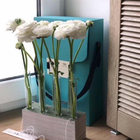 MF5125 - Серия Алхимия с ранункулюсами в IQ коробке - фото moscowflorist.ru