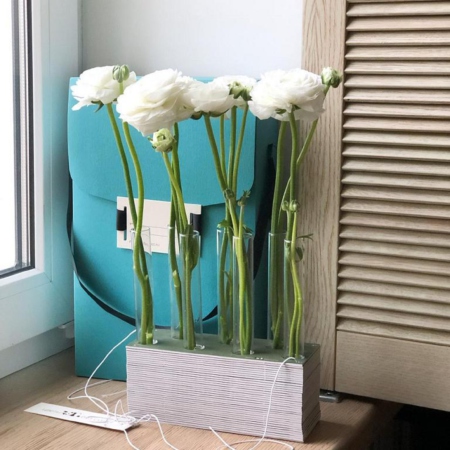 MF5125 - Серия Алхимия с ранункулюсами в IQ коробке - фото moscowflorist.ru