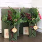 MF5128 - IQ коробка размер M  с новогодним букетом фото №1 - moscowflorist.ru