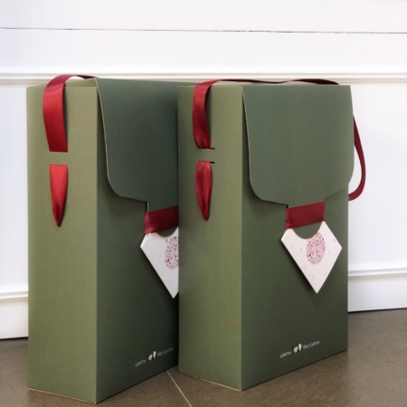 MF5128 - IQ коробка размер M  с новогодним букетом - фото moscowflorist.ru