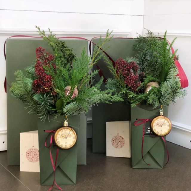 MF5128 - IQ коробка размер M  с новогодним букетом фото - moscowflorist.ru