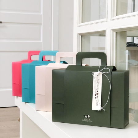 k5210 - IQ коробка-чемодан с радужной гипсофилой (от 5 шт.) - фото moscowflorist.ru