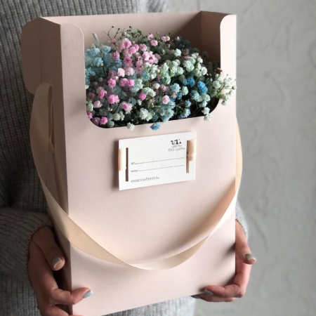 k5129 - IQ коробка размер M с радужной гипсофилой (от 5 шт) - фото moscowflorist.ru