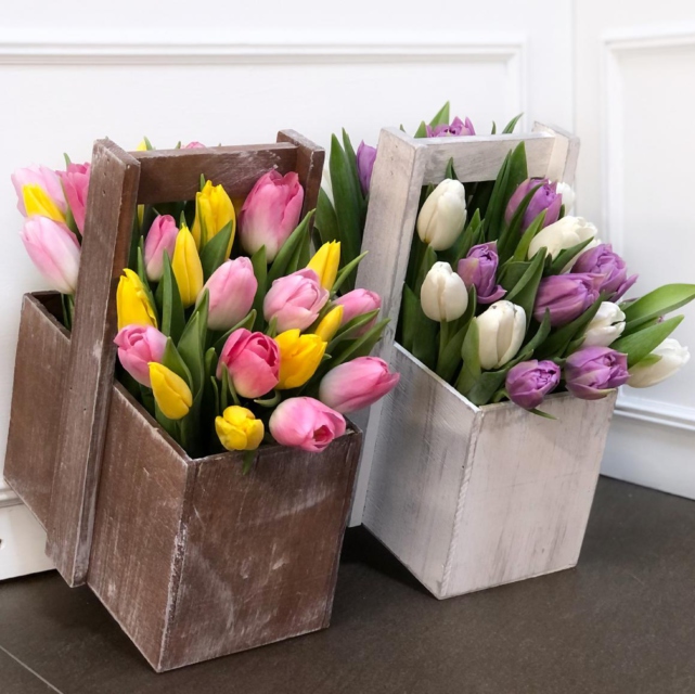 MF7044 - Деревянный ящик с тюльпанами в асс.  фото - moscowflorist.ru