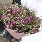 k1138 - Букет из 35 тюльпанов и генисты (от 5 шт.) фото №4 - moscowflorist.ru