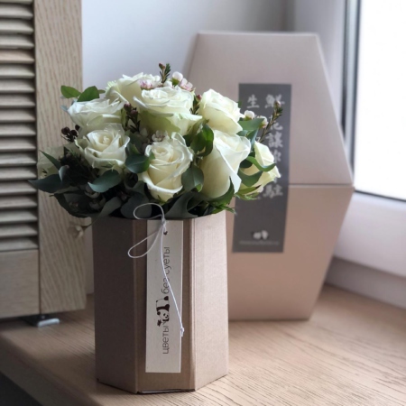 k8102 - Серия коробок Panda Bowl с белыми розами (от 5 шт.) - фото moscowflorist.ru