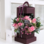 MF5748 - Цветочный фонарик с розовыми розами в асс. картинка №1 - moscowflorist.ru MF5748 - Цветочный фонарик с розовыми розами в асс. фото №1 - moscowflorist.ru