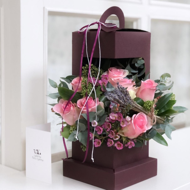 MF5748 - Цветочный фонарик с розовыми розами в асс. фото - moscowflorist.ru