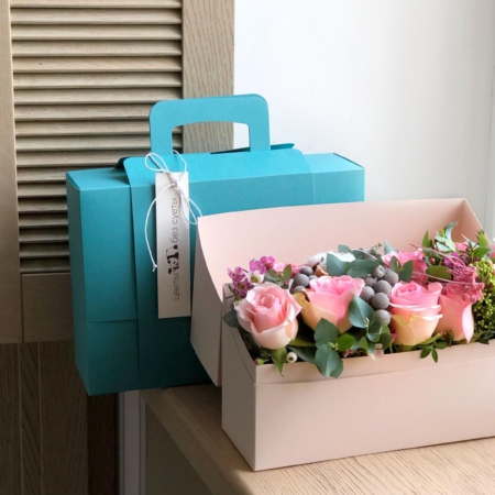 MF5212 - IQ коробка чемодан с нежными розовыми розами - фото moscowflorist.ru