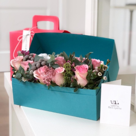 MF5212 - IQ коробка чемодан с нежными розовыми розами - фото moscowflorist.ru