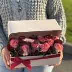 MF5213 - Фирменная IQ коробка-чемодан с розами фото №3 - moscowflorist.ru
