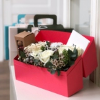 MF5213 - Коралловая IQ коробка-чемодан с розами и макаруни картинка №2 - moscowflorist.ru MF5213 - Коралловая IQ коробка-чемодан с розами и макаруни фото №2 - moscowflorist.ru