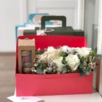 MF5213 - Коралловая IQ коробка-чемодан с розами и макаруни картинка №3 - moscowflorist.ru MF5213 - Коралловая IQ коробка-чемодан с розами и макаруни фото №3 - moscowflorist.ru